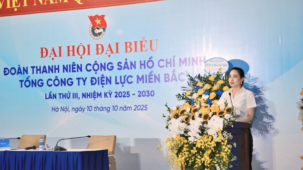 Chủ tịch Hội đồng thành viên EVNNPC Đỗ Nguyệt Ánh phát biểu chỉ đạo tại Đại hội