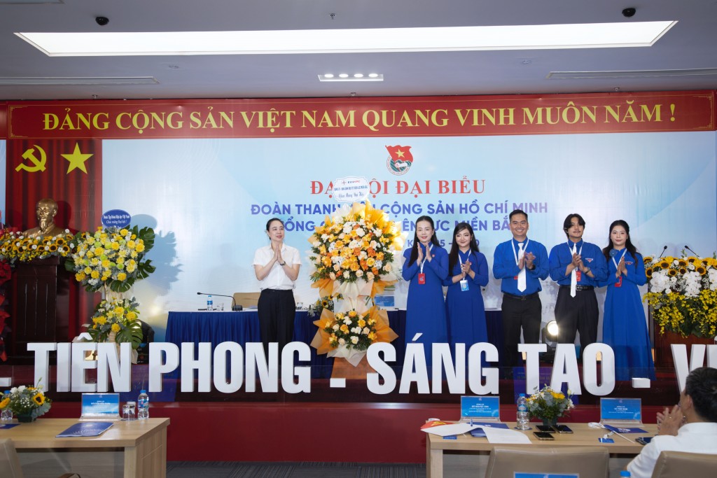 Bí thư Đảng uỷ, Chủ tịch Hội đồng thành viên EVNNPC Đỗ Nguyệt Ánh tặng hoa chúc mừng Đại hội