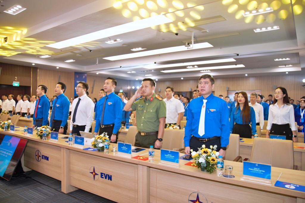 Các đại biểu thực hiện nghi lễ chào cờ
