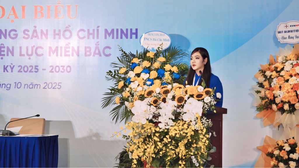 Đồng chí Nguyễn Thị Quỳnh Ly - Bí thư Đoàn Thanh niên EVNNPC khóa III nhiệm kỳ 2025 - 2030 phát biểu tại Đại hội