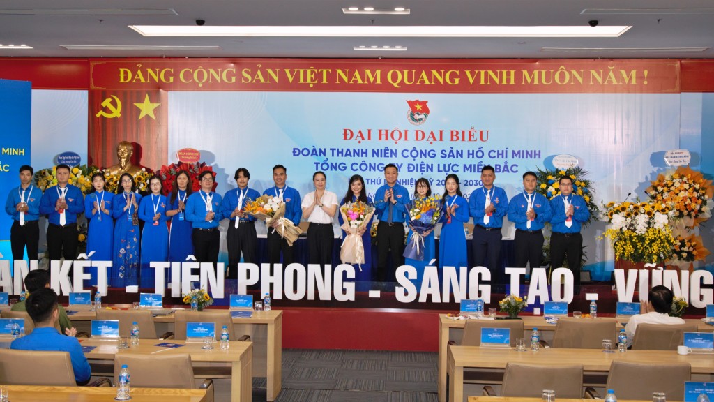 Bí thư Đảng uỷ, Chủ tịch Hội đồng thành viên EVNNPC Đỗ Nguyệt Ánh tặng hoa chúc mừng Ban Chấp hành Đoàn khoá III nhiệm kỳ 2025 - 2030