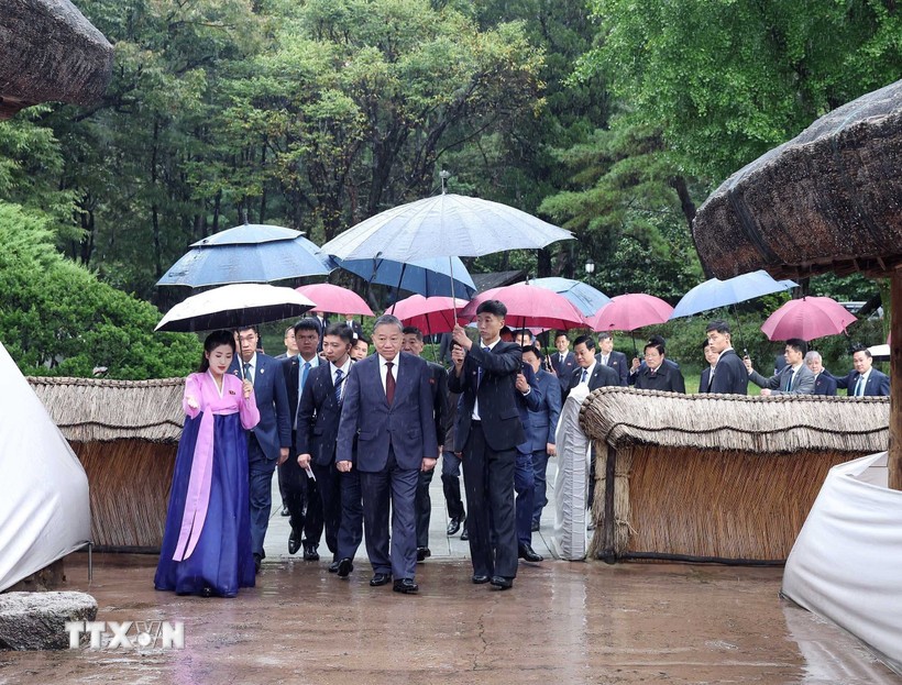 Tổng Bí thư Tô Lâm và Đoàn đại biểu cấp cao Việt Nam thăm Vạn Cảnh Đài - quê hương của Chủ tịch Kim Nhật Thành. (Ảnh: Thống Nhất/TTXVN)