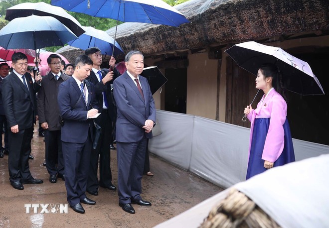 Tổng Bí thư Tô Lâm thăm Vạn Cảnh Đài - quê hương của Chủ tịch Kim Nhật Thành. (Ảnh: Thống Nhất/TTXVN)