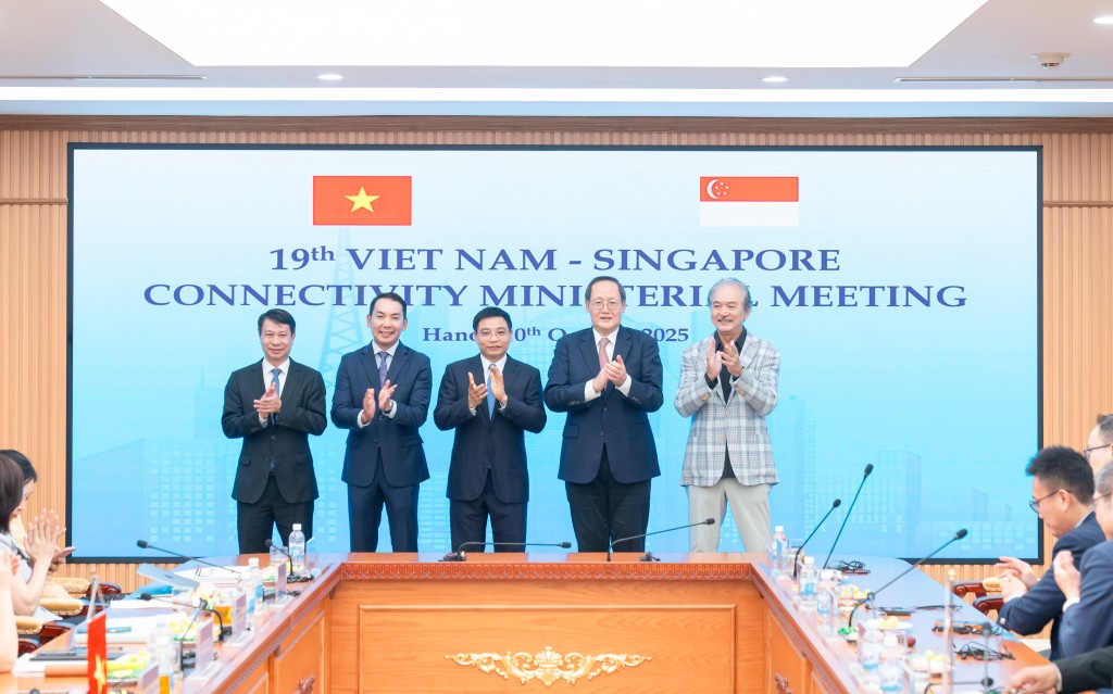 Các đại biểu chụp ảnh lưu niệm tại sự kiện
