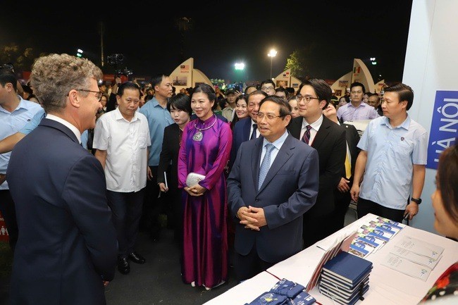 Thủ tướng Chính phủ Phạm Minh Chính và các đại biểu tham quan các gian trưng bày.