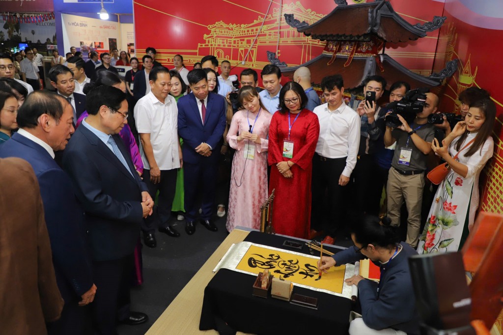 Thủ tướng Chính phủ Phạm Minh Chính và các đại biểu tham quan các gian trưng bày.