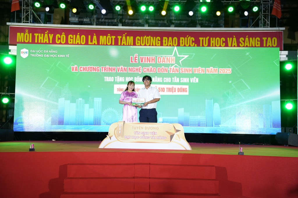 Trường Đại học Kinh tế Đà Nẵng trao 54 suất học bổng với tổng giá trị 9 tỷ 510 triệu đồng