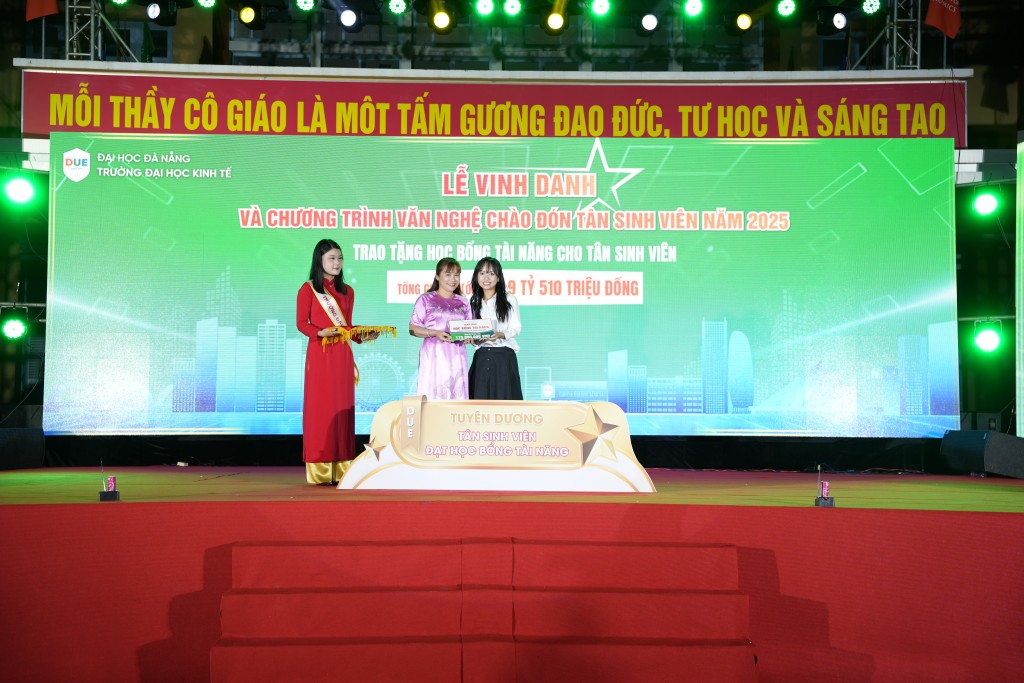 TS. Huỳnh Thị Hồng Hạnh, Phó Hiệu trưởng trường Đại học Kinh tế Đà Nẵng trao “Học bổng Tài năng DUE” dành cho sinh viên có kết quả cao nhất trong ba phương thức tuyển sinh