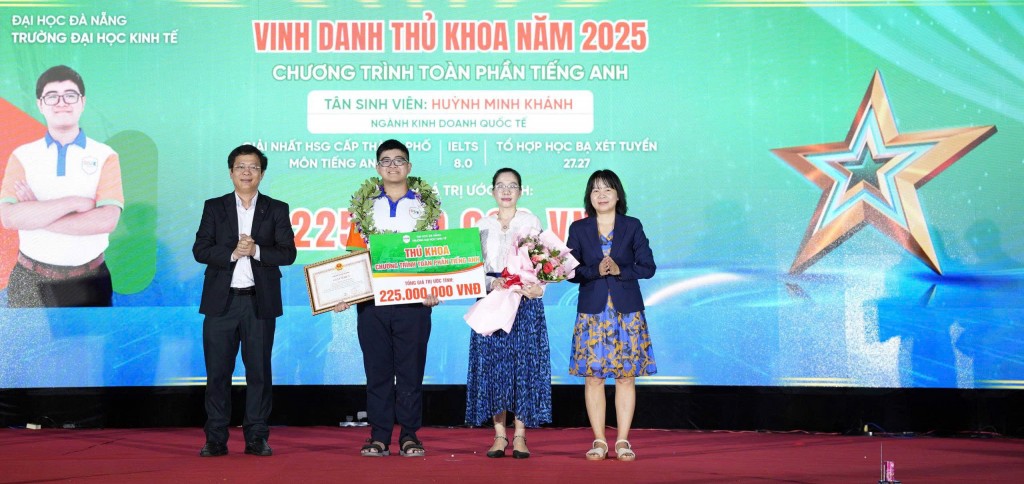 Trường Đại học Kinh tế - Đại học Đà Nẵng vinh danh và trao phần thưởng cho 3 thủ khoa toàn trường với tổng giá trị ước tính 585 triệu đồng
