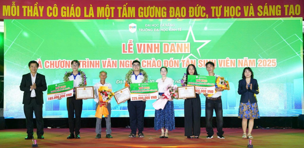 Trường Đại học Kinh tế - Đại học Đà Nẵng vinh danh và trao phần thưởng cho 3 thủ khoa toàn trường cùng phụ huynh các em 