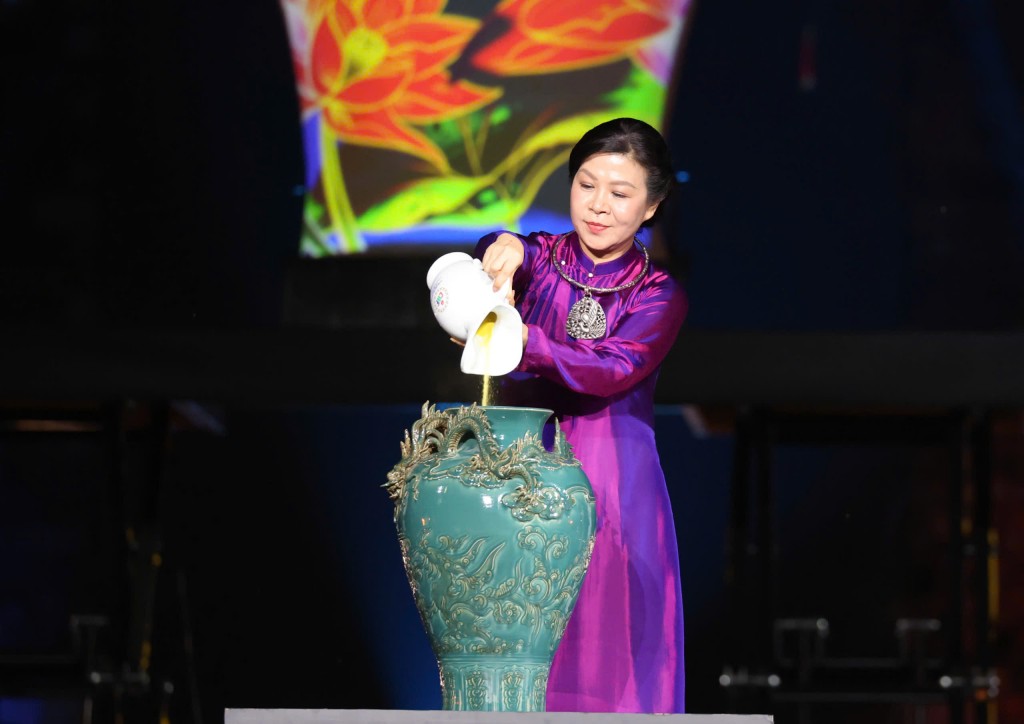 Bà Ngô Phương Ly, Phu nhân Tổng Bí thư Tô Lâm thực hiện nghi thức đặc biệt (vẽ tranh gốm ngũ sắc) khai mạc Lễ hội