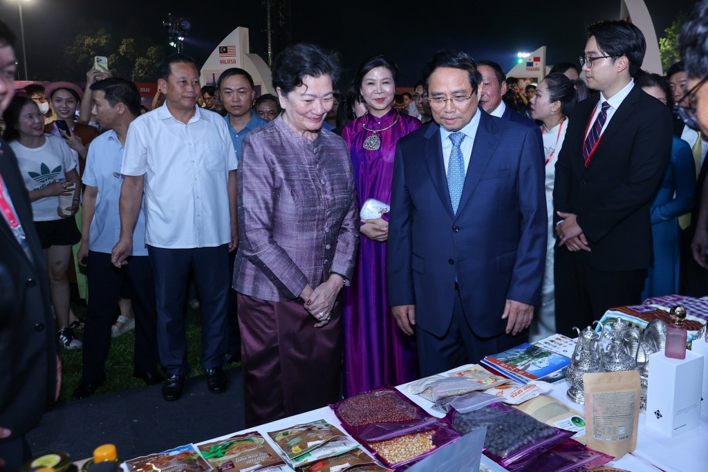 Thủ tướng Phạm Minh Chính tham quan không gian văn hóa quốc gia của các nước tham dự Lễ hội (Ảnh: VGP/Nhật Bắc)