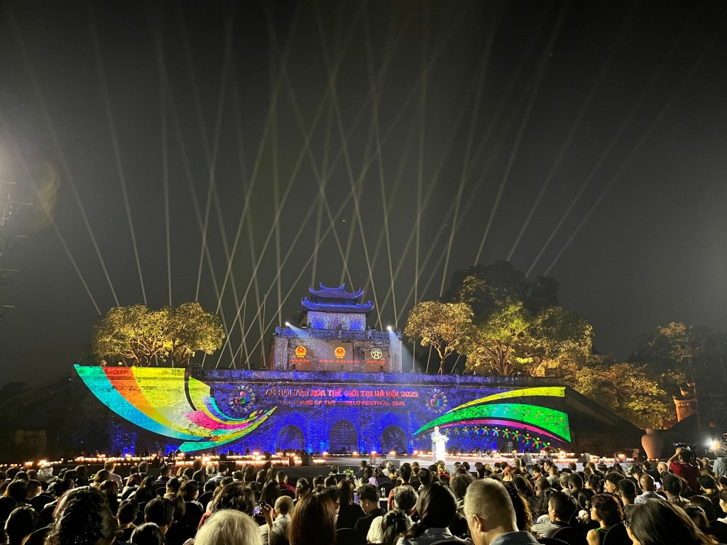 Đông đảo nhân dân dự Lễ Khai mạc