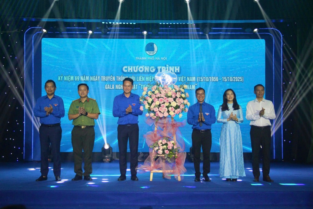 Lãnh đạo Trung ương Hội Liên hiệp thanh niên Việt Nam tặng hoa cho đại diện Hội LHTN Việt Nam TP Hà Nội