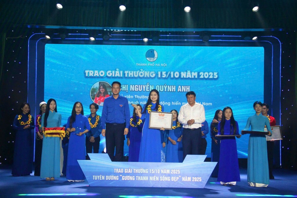 Ban tổ chức đã trao giải thưởng “15 tháng 10” cho 13 gương cán bộ Hội có nhiều thành tích tiêu biểu trong công tác Hội và phong trào thanh niên năm 2025; trao giải thưởng cho 12 gương “Thanh niên sống đẹp” năm 2025.