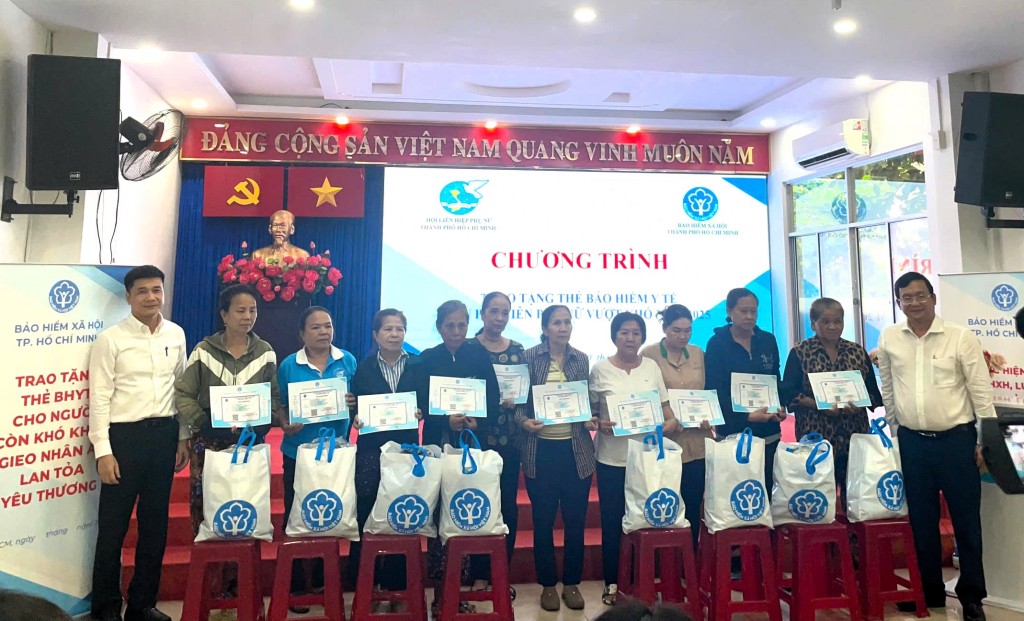 Ban Tổ chức trao thẻ BHYT cho các chị em