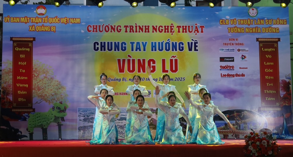 Chương trình nghệ thuật gây quỹ tại xã Quảng Bị đã quên góp được hơn 100 triệu đồng ủng hộ Nhân dân vùng lũ 