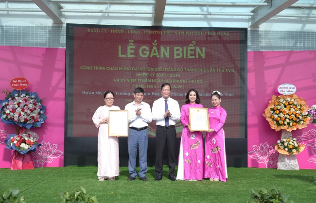 Gắn biển công trình chào mừng Đại hội Đảng bộ thành phố Hà Nội