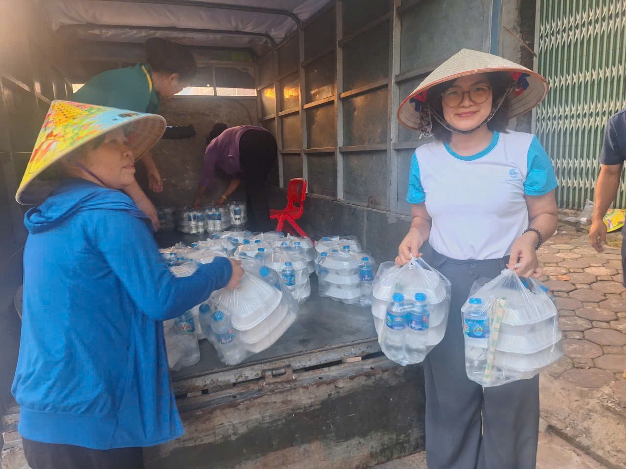 Tấm lòng sẻ chia giữa mùa mưa lũ ở Sóc Sơn