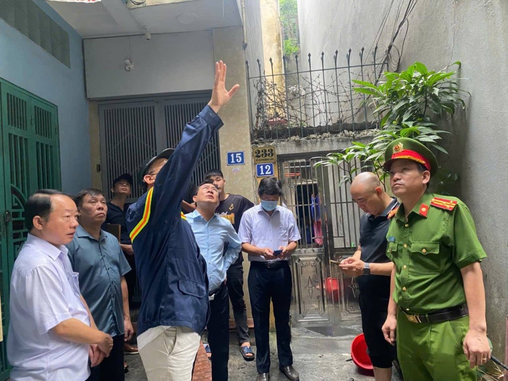 Lãnh đạo Cục Trưởng Cục Cảnh sát PCCC và CNCH Bộ Công an và các đồng chí lãnh đạo Công an TP Hà Nội đến hiện trường chỉ đạo công tác chữa cháy và cứu nạn, cứu hộ 