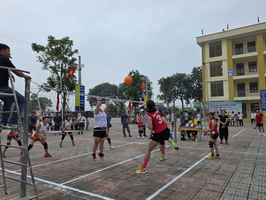 Ngay sau lễ khai mạc là những màn tranh tài sôi nổi