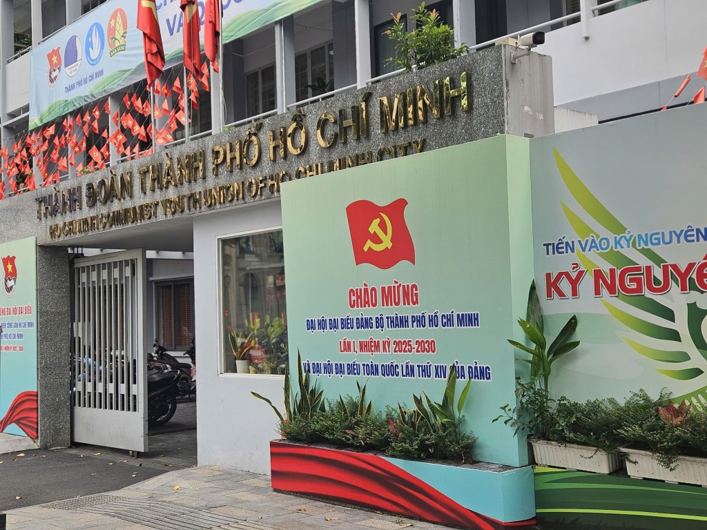 Rực rỡ cờ hoa chào mừng Đại hội Đảng bộ TP HCM