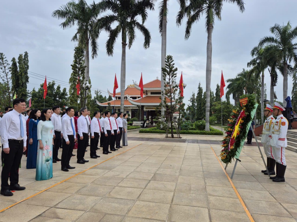 Dâng hương tưởng niệm các Anh hùng liệt sĩ tại KV BRVT