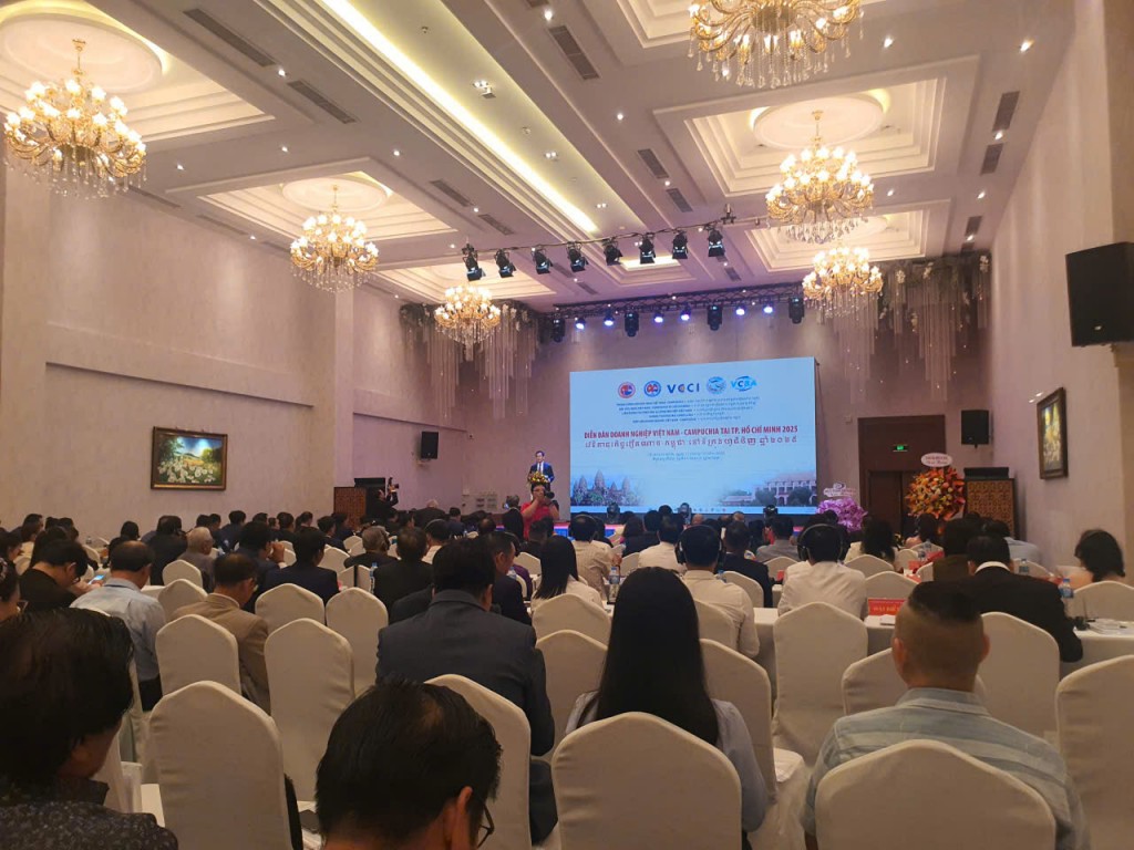 Quang cảnh diễn đàn