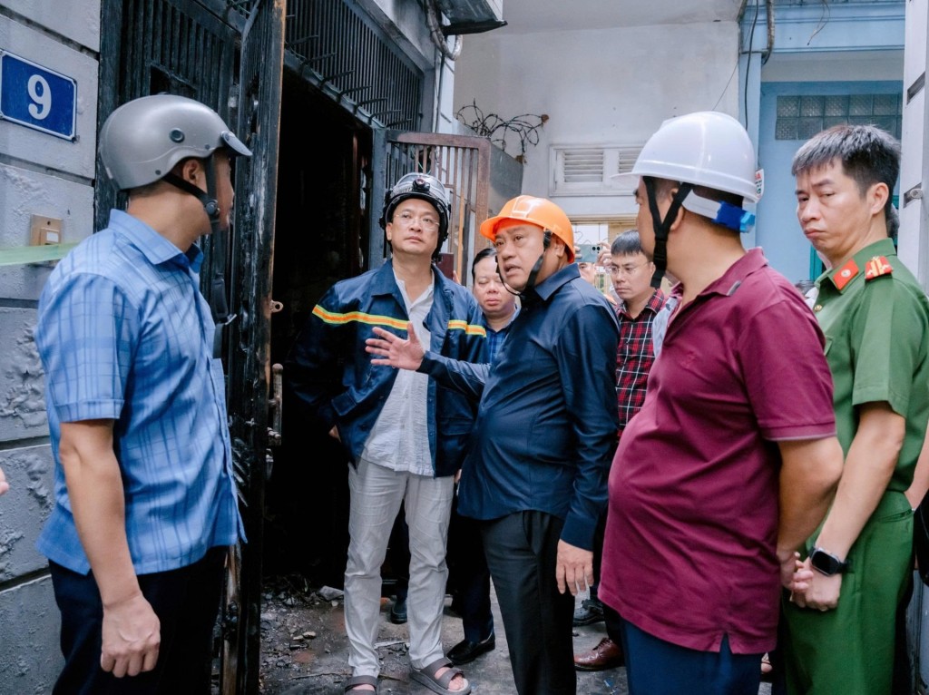 Chủ tịch UBND thành phố Hà Nội Trần Sỹ Thanh kiểm tra hiện trường và chỉ đạo khắc phục hậu quả vụ cháy