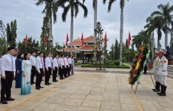Dâng hương tưởng niệm các Anh hùng liệt sĩ tại Nghĩa trang liệt sĩ Bà Rịa - Vũng Tàu