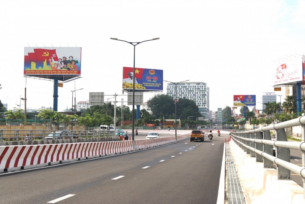 Băng rôn bảng ngữ khổ lớn tuyên truyền về Đại hội Đảng bộ TP.HCM nhiệm kỳ 2025 - 2030 lối vào nhà ga T3 - Cảng Hàng không quốc tế Tân Sơn Nhất. 