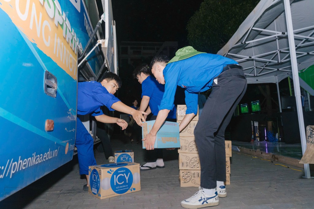 Những thùng hàng cứu trợ được chuyền tay nhanh chóng, thể hiện tinh thần kỷ luật, trách nhiệm và đoàn kết của tuổi trẻ Thủ đô.