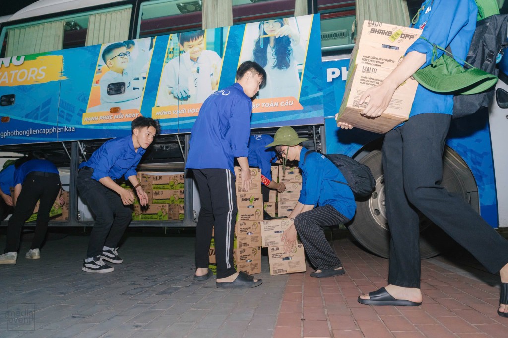 Đoàn viên thanh niên vận chuyển hàng cứu trợ, nhu yếu phẩm lên xe, sẵn sàng khởi hành trong đêm để kịp hỗ trợ nhân dân Thái Nguyên và Lạng Sơn.
