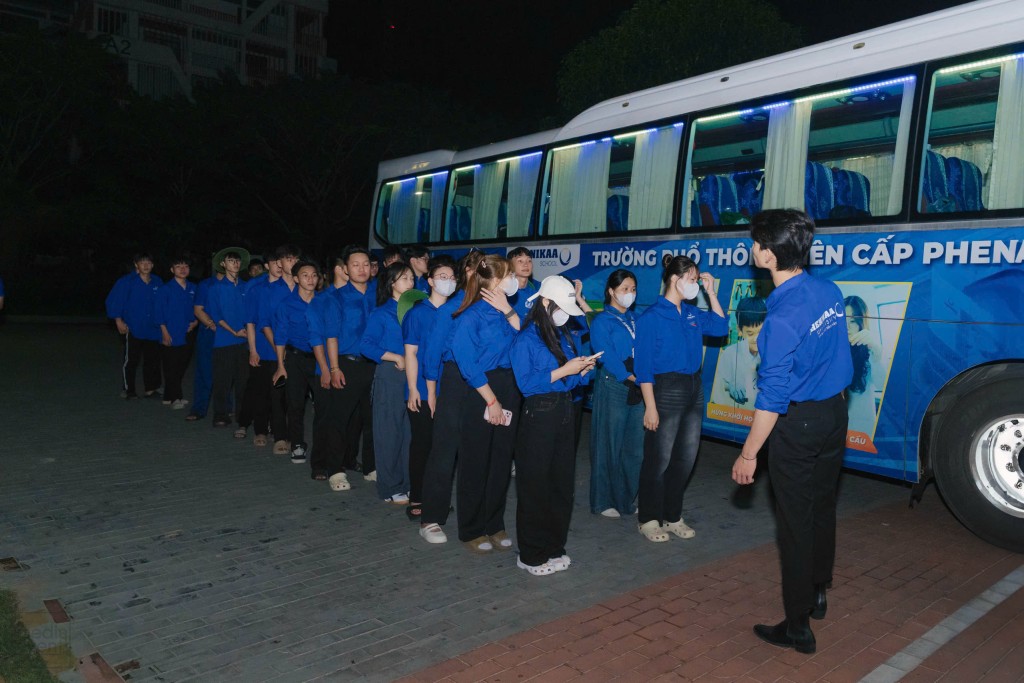 Các tình nguyện viên tập trung từ sáng sớm, chuẩn bị xuất phát từ Hà Nội đi Thái Nguyên trên những chuyến xe mang dòng chữ “Xe cứu trợ – Tuổi trẻ Thủ đô hướng về vùng lũ”.