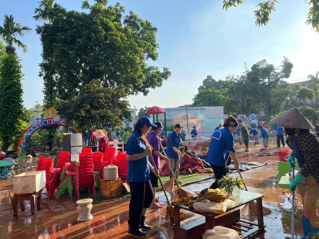 Không khí khẩn trương, nhiệt huyết tại khu vui chơi Trường Mầm non Chùa Hang khi lực lượng thanh niên và người dân cùng chung tay khắc phục hậu quả bão lũ.