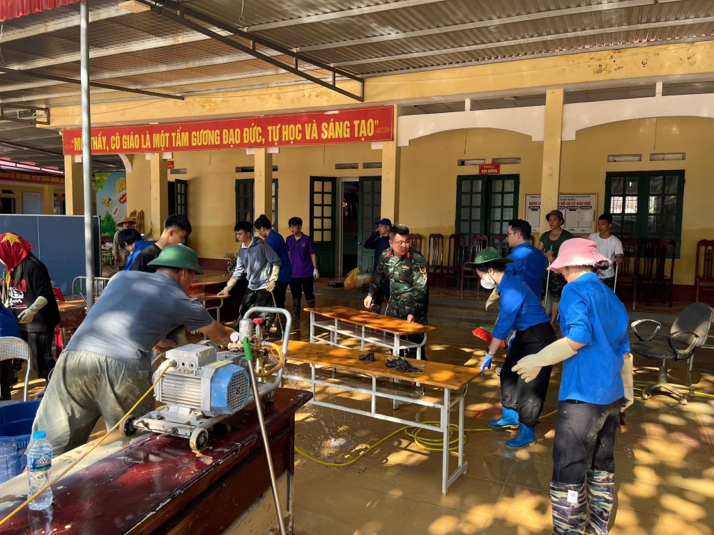 Các đoàn viên lau chùi bàn ghế, thiết bị giảng dạy và khử khuẩn khuôn viên trường học tại Thái Nguyên, đảm bảo an toàn cho học sinh khi trở lại lớp