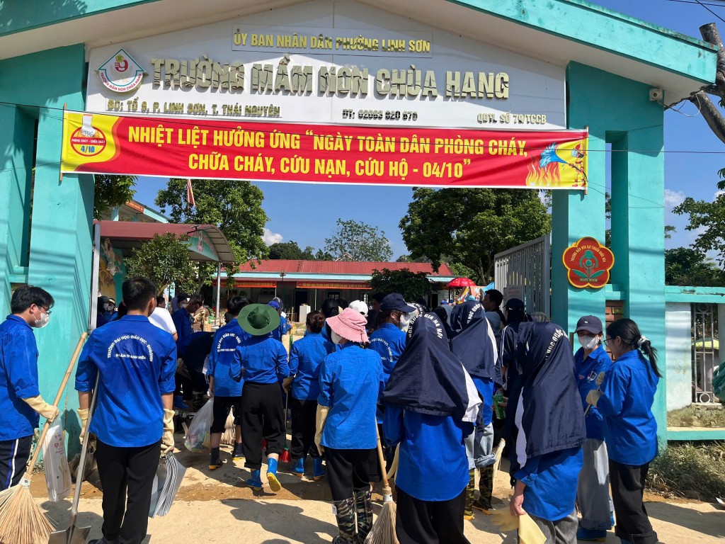 Tình nguyện viên Thành đoàn Hà Nội phối hợp cùng giáo viên Trường Mầm non Chùa Hang (TP Thái Nguyên) dọn dẹp, vệ sinh trường lớp, chuẩn bị đón trẻ trở lại học sau mưa lũ.