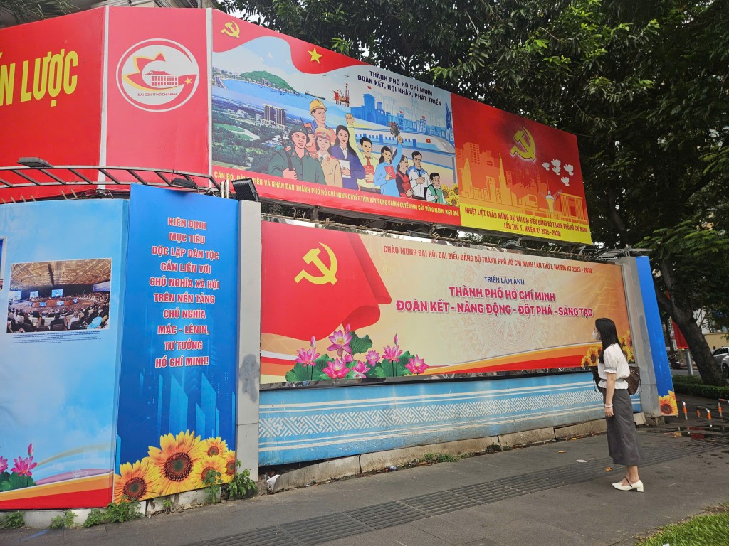 những khẩu hiệu ý nghĩa và video tuyên truyền được trình chiếu liên tục, mang đến bầu không khí phấn khởi, tự hào