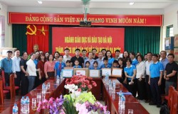 Giám đốc Sở GD&ĐT Hà Nội thăm, động viên học sinh, người dân vùng ngập lụt