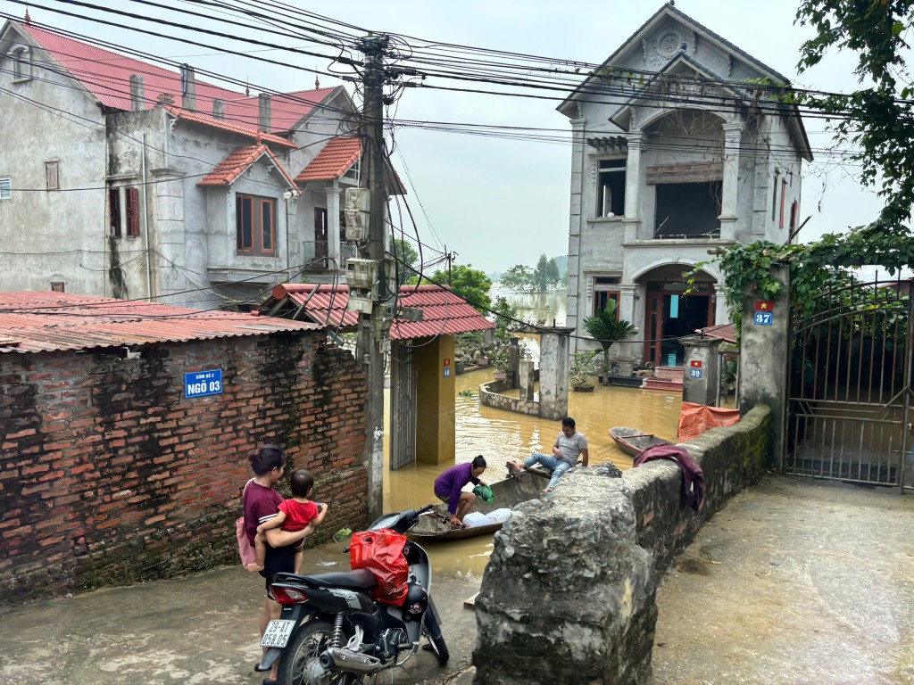 Cách đó không quá xa, nhiều hộ dân phía ngoài đê thuộc xã Đa Phúc vẫn bị ngập