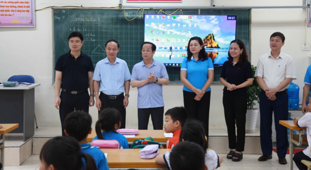 Các đồng chí trong Ban Giám đốc Sở xuống lớp học thăm hỏi, động viên các em học sinh trường Tiểu học Việt Long