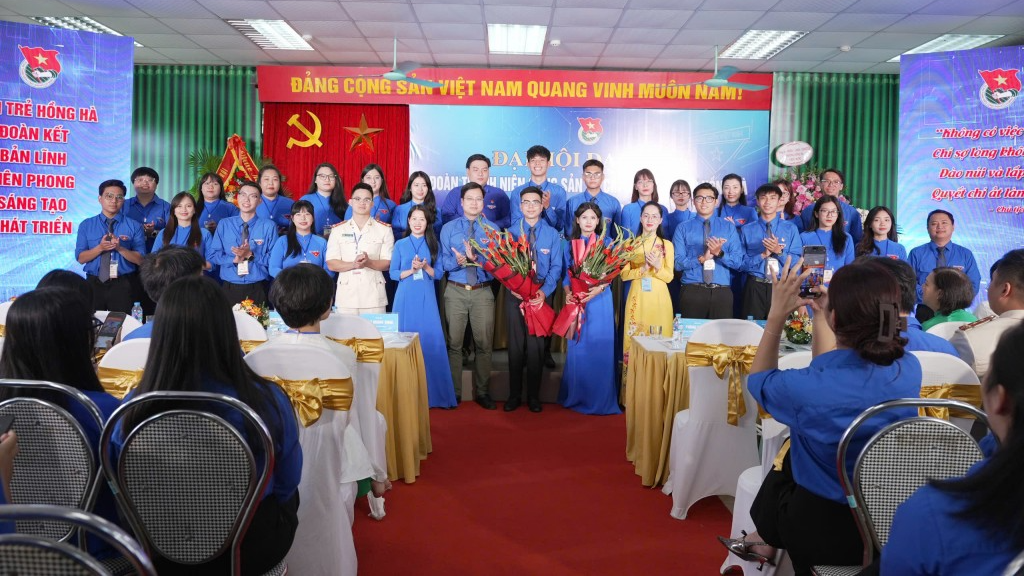 Ban Chấp hành Đoàn phường Hồng Hà nhiệm kỳ 2025 - 2030 ra mắt tại Đại hội