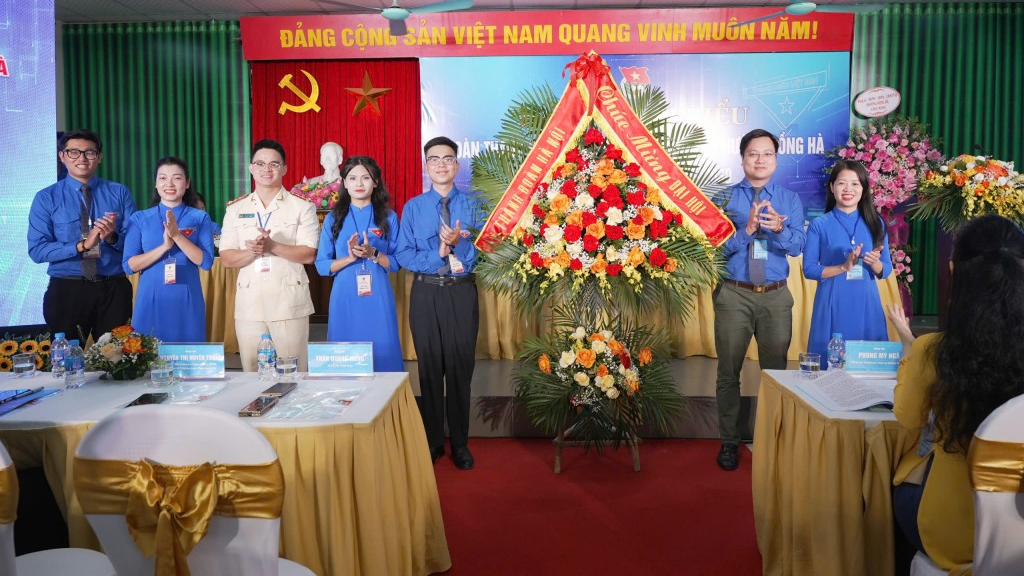 Phó Bí thư Thành đoàn Hà Nội Trần Quang Hưng tặng hoa chúc mừng Đại hội
