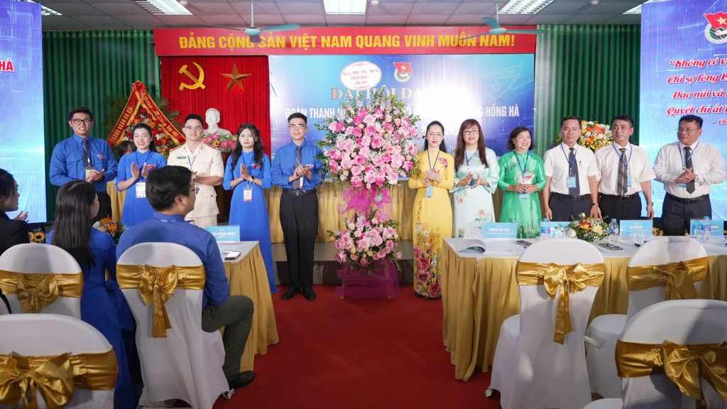 Lãnh đạo phường Hồng Hà tặng hoa chúc mừng Đại hội