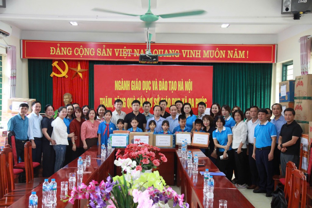 Ngành Giáo dục Hà Nội tặng quà tới các hộ dân, học sinh xã Đa Phúc