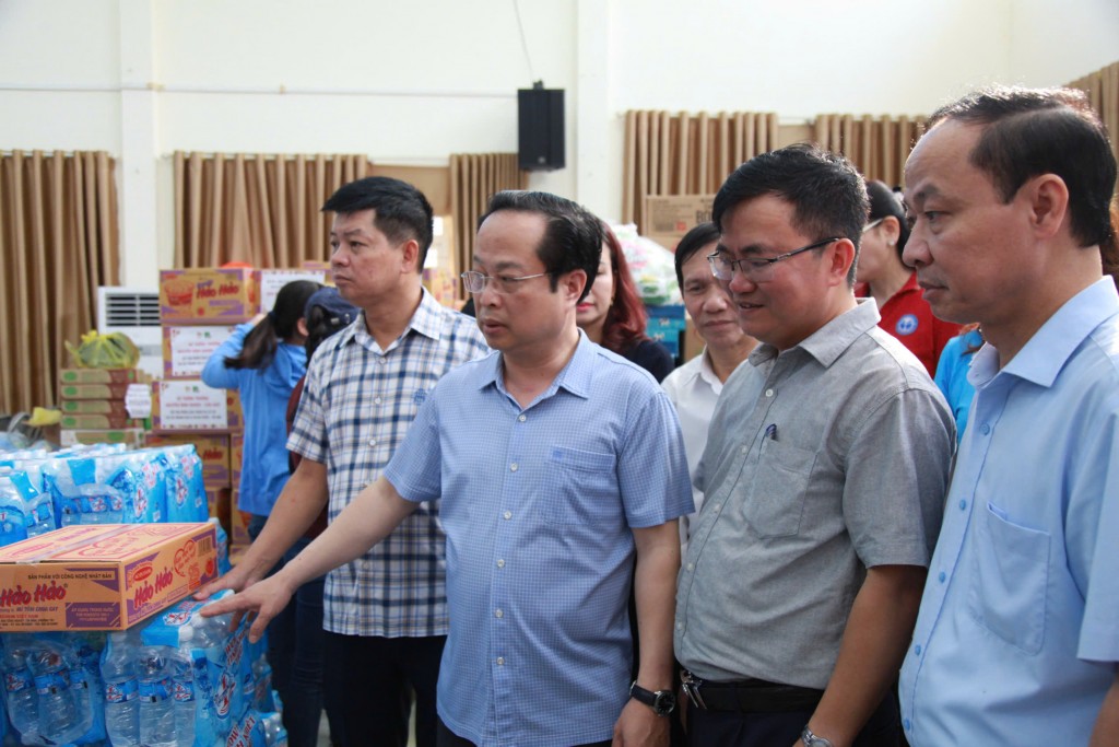 40 tấn quà gồm các nhu yếu phẩm, đồ dùng học tập được ngành Giáo dục Thủ đô trao tặng người dân xã Trung Giã