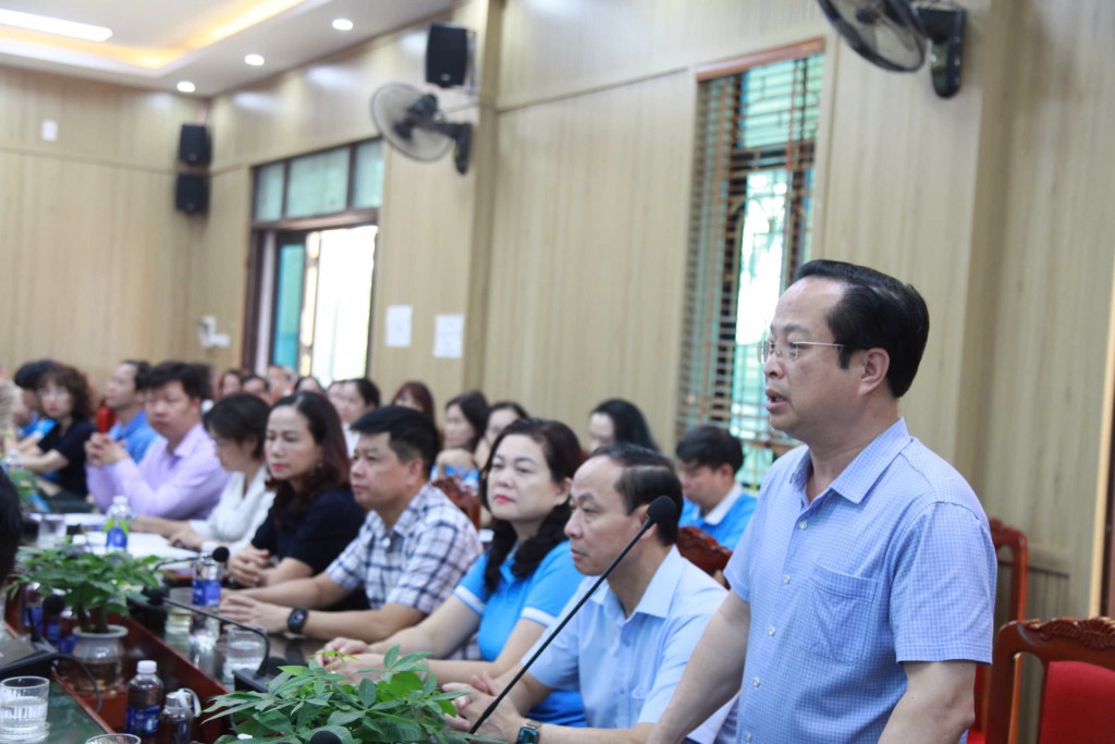 Đồng chí Trần Thế Cương - Giám đốc Sở GD&amp;ĐT Hà Nội chia sẻ với khó khăn của người dân, cán bộ giáo viên và học sinh xã Trung Giã