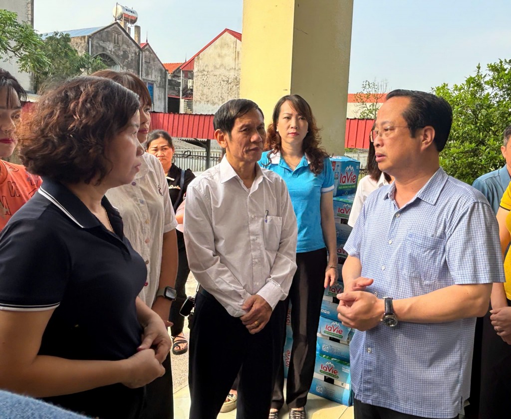Đồng chí Giám đốc Sở GD&amp;ĐT Hà Nội Trần Thế Cương ân cần thăm hỏi, động viên các cán bộ, giáo viên