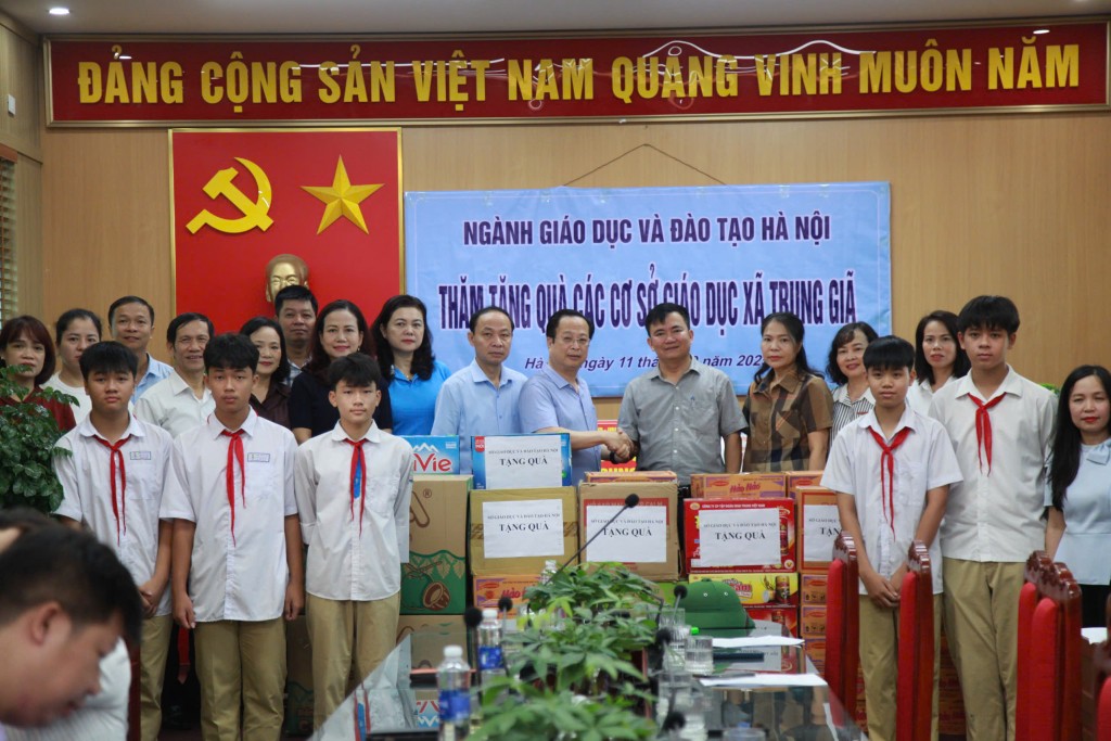 Những món quà ý nghĩa, thiết thực, kịp thời được chuyển tới UBND xã Trung Giã để trao tặng đến các hộ dân bị ảnh hưởng ngập lụt