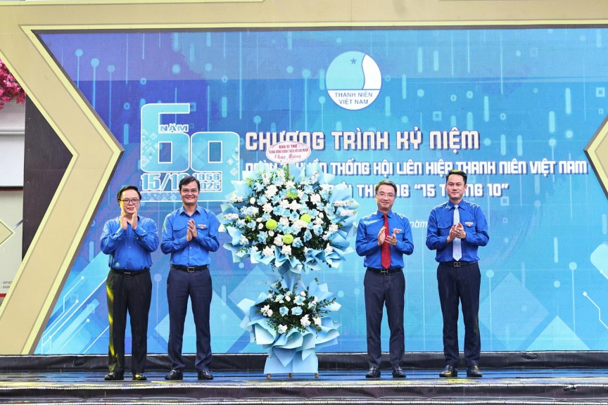 tặng hoa chúc mừng nhân kỷ niệm 